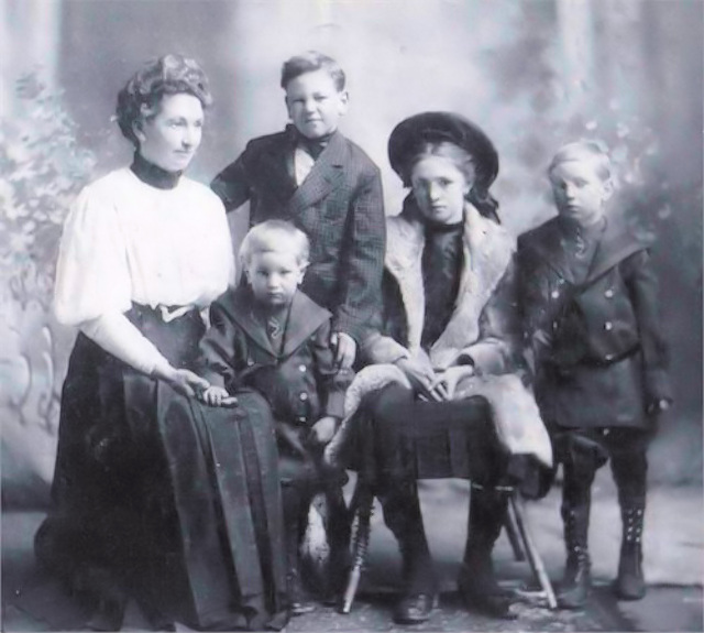 Jane Brown Moffat (1868 - 1946) with sons and daughter, Florence Carter (1896 - 1979)